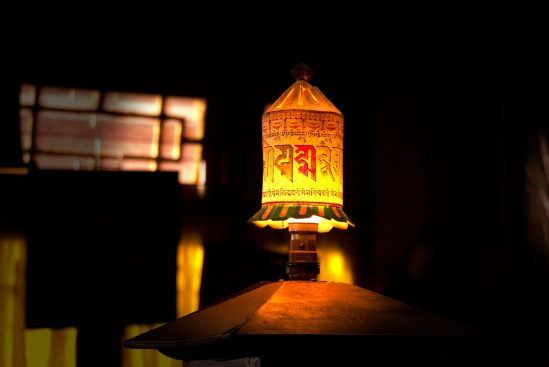 Una lampada girevole nell'ombra del tempio